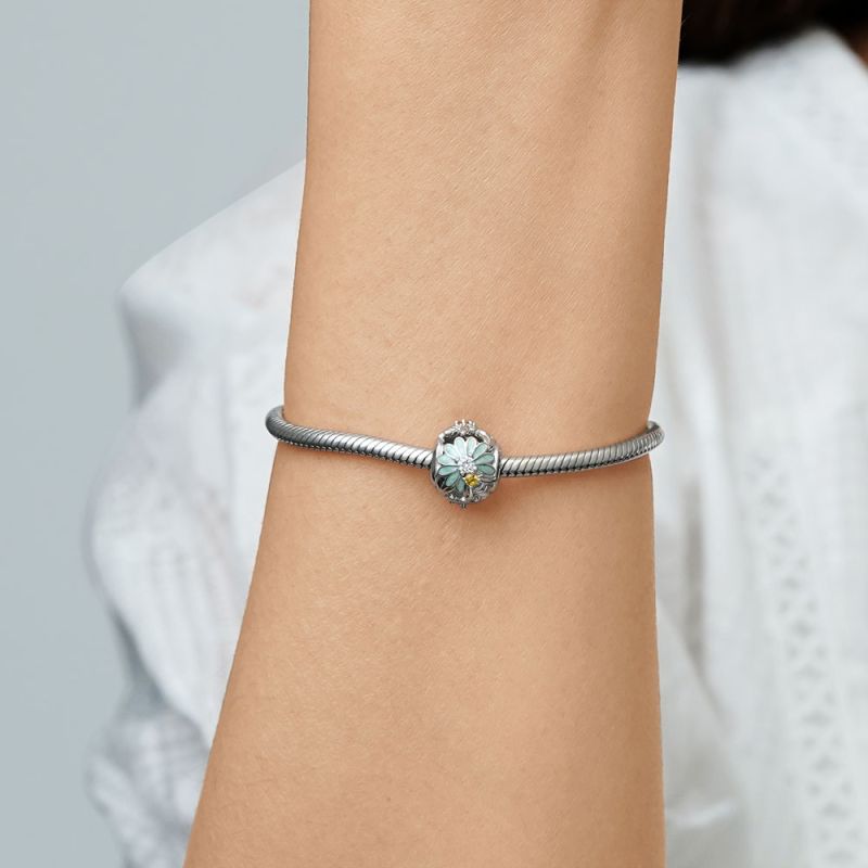 Bee Loves Daisy Charm