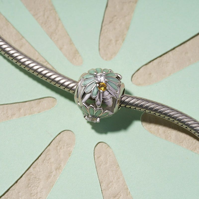 Bee Loves Daisy Charm