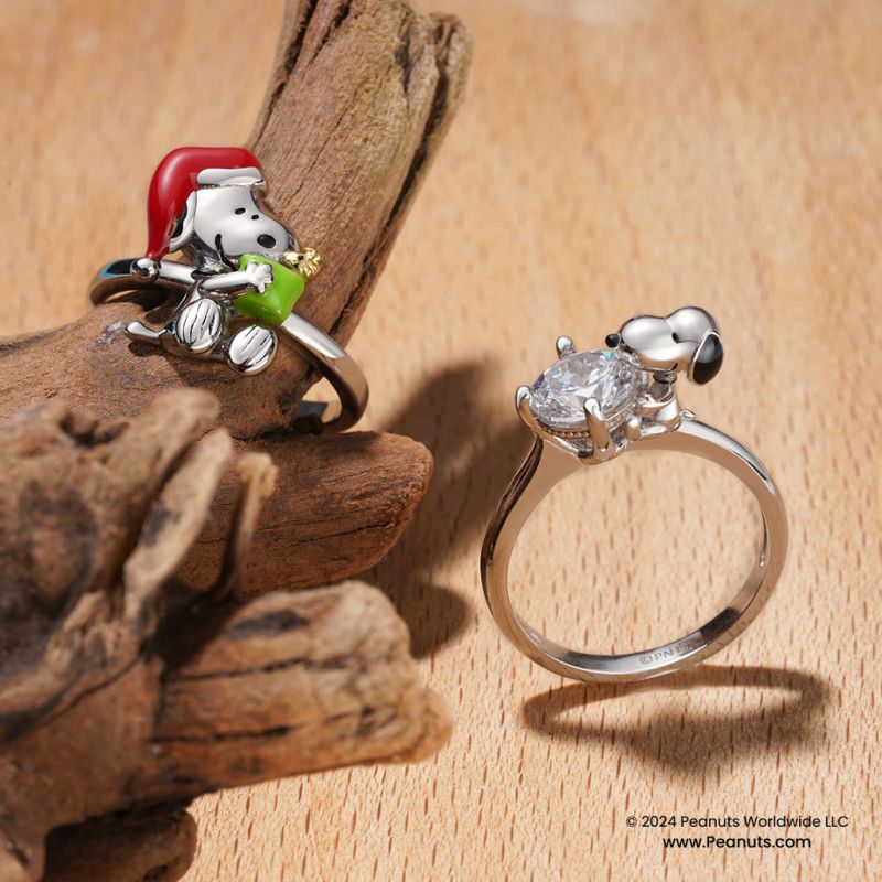 Peanuts Snoopy Hug White Diamond Ring