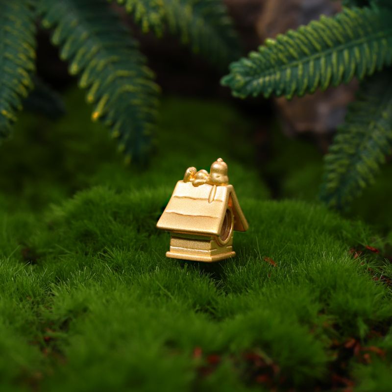 18k Gold Snoopy Doghouse Charm