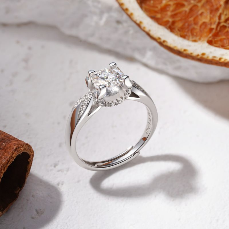 Sparkling Twist 1.0 Ct Moissanite Ring