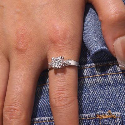 Sparkling Twist 1.0 Ct Moissanite Ring